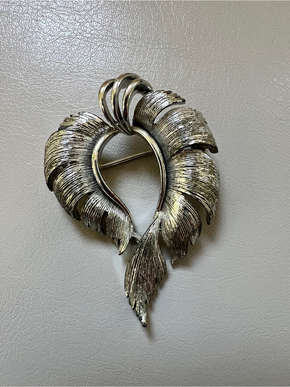 Vintage Signed LISNER
Brooch Pin - Feathery Elegant
Boa Style